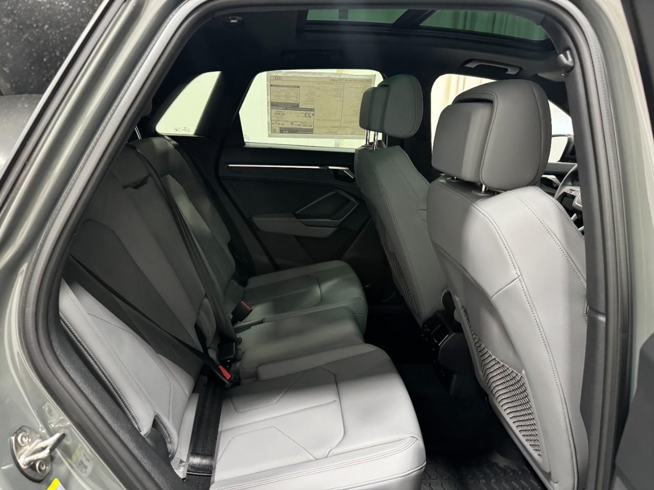 Audi Q3 Vehicle Full-screen Gallery Image 10