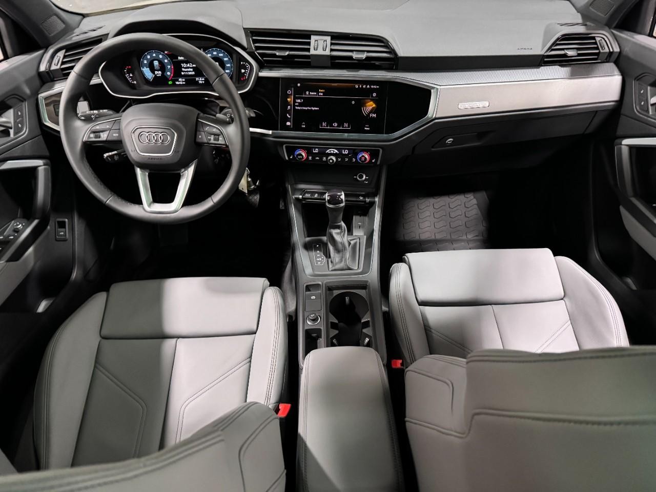 Audi Q3 Vehicle Full-screen Gallery Image 12