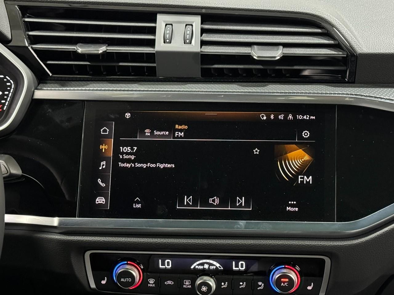 Audi Q3 Vehicle Full-screen Gallery Image 14