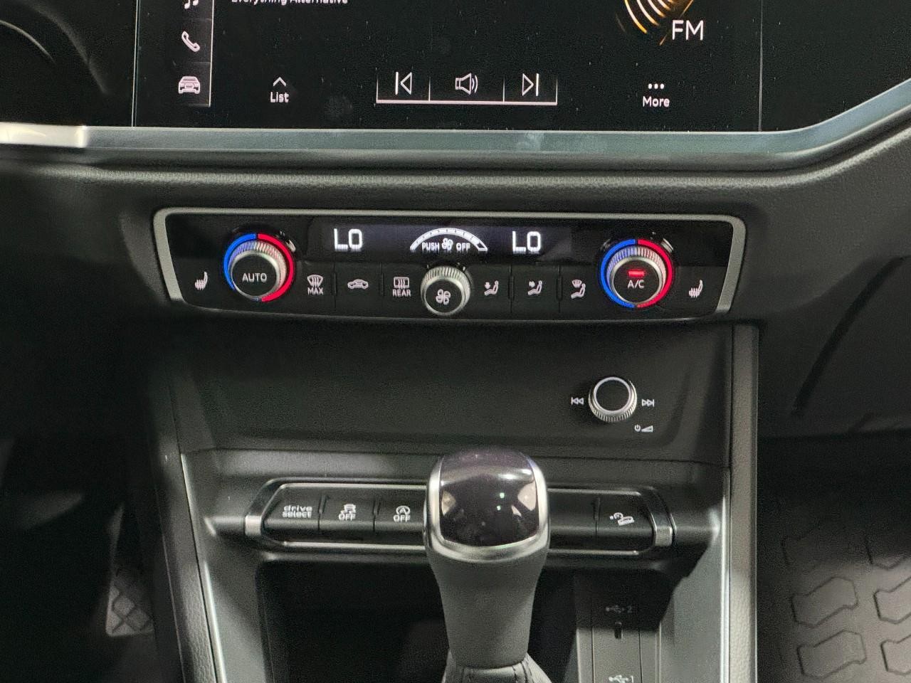 Audi Q3 Vehicle Full-screen Gallery Image 15