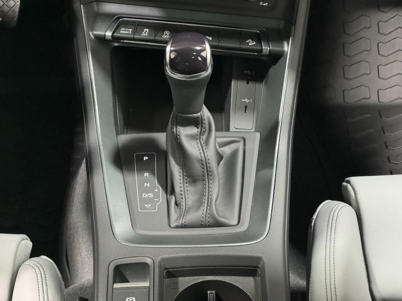 Audi Q3 Vehicle Full-screen Gallery Image 16