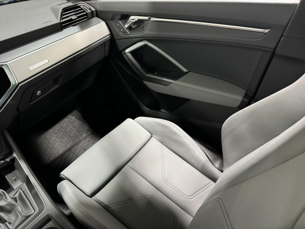 Audi Q3 Vehicle Full-screen Gallery Image 17