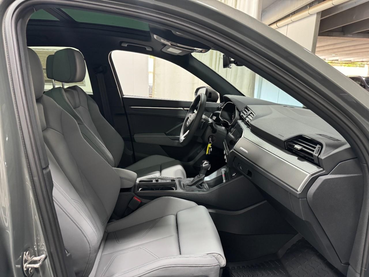 Audi Q3 Vehicle Full-screen Gallery Image 18