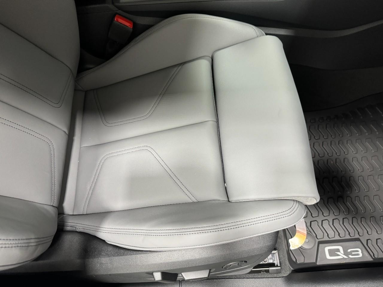 Audi Q3 Vehicle Full-screen Gallery Image 19