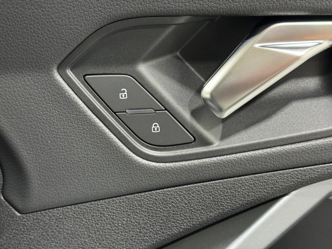 Audi Q3 Vehicle Full-screen Gallery Image 21