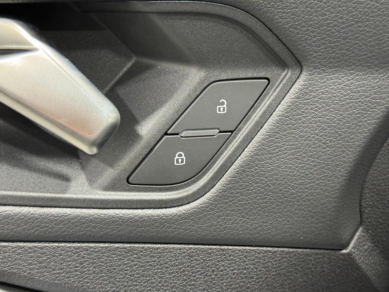 Audi Q3 Vehicle Full-screen Gallery Image 23