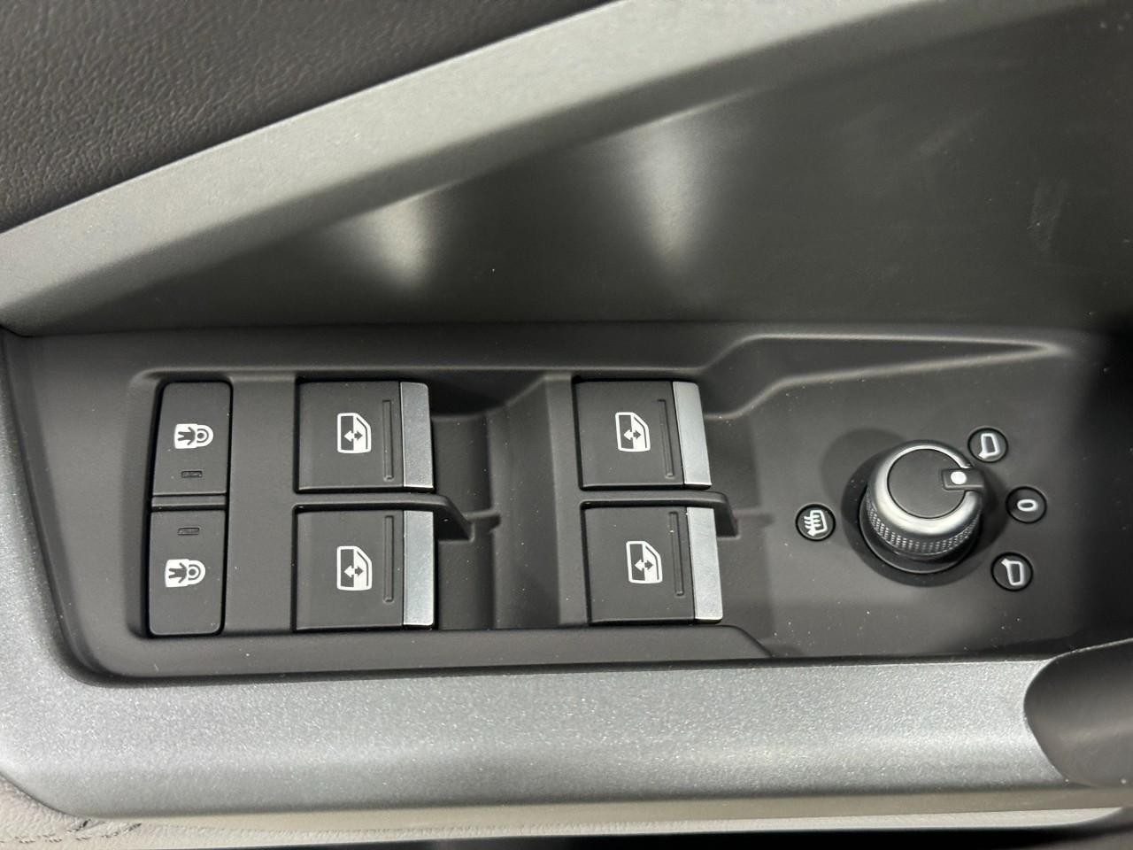 Audi Q3 Vehicle Full-screen Gallery Image 24