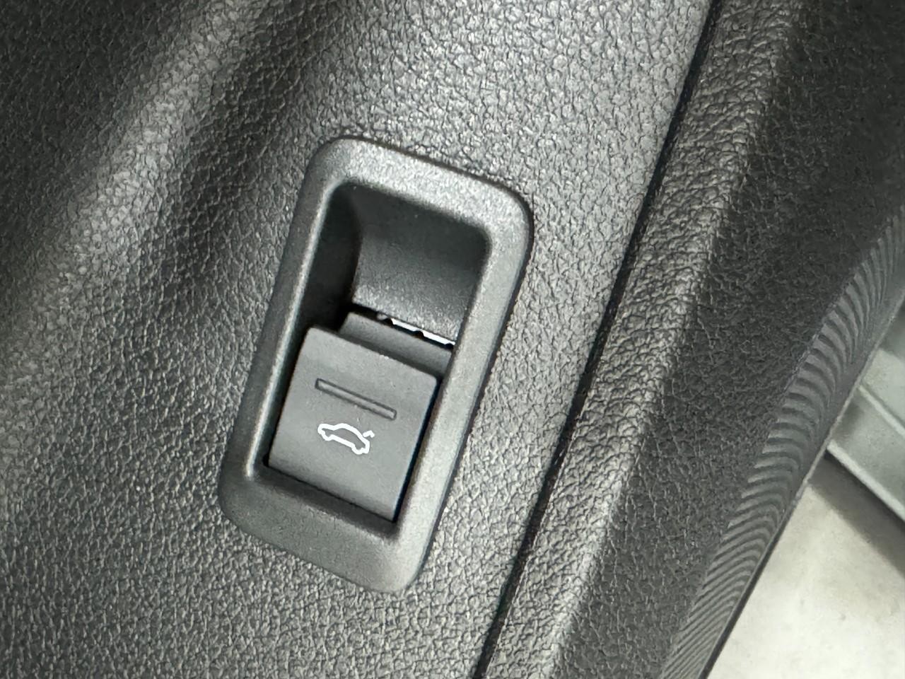 Audi Q3 Vehicle Full-screen Gallery Image 25