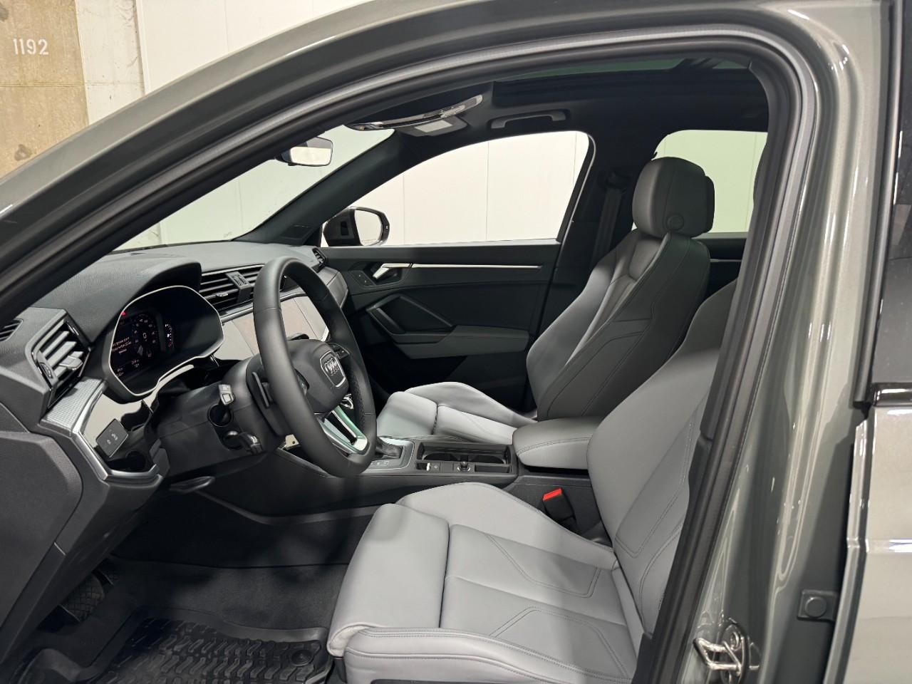 Audi Q3 Vehicle Full-screen Gallery Image 26