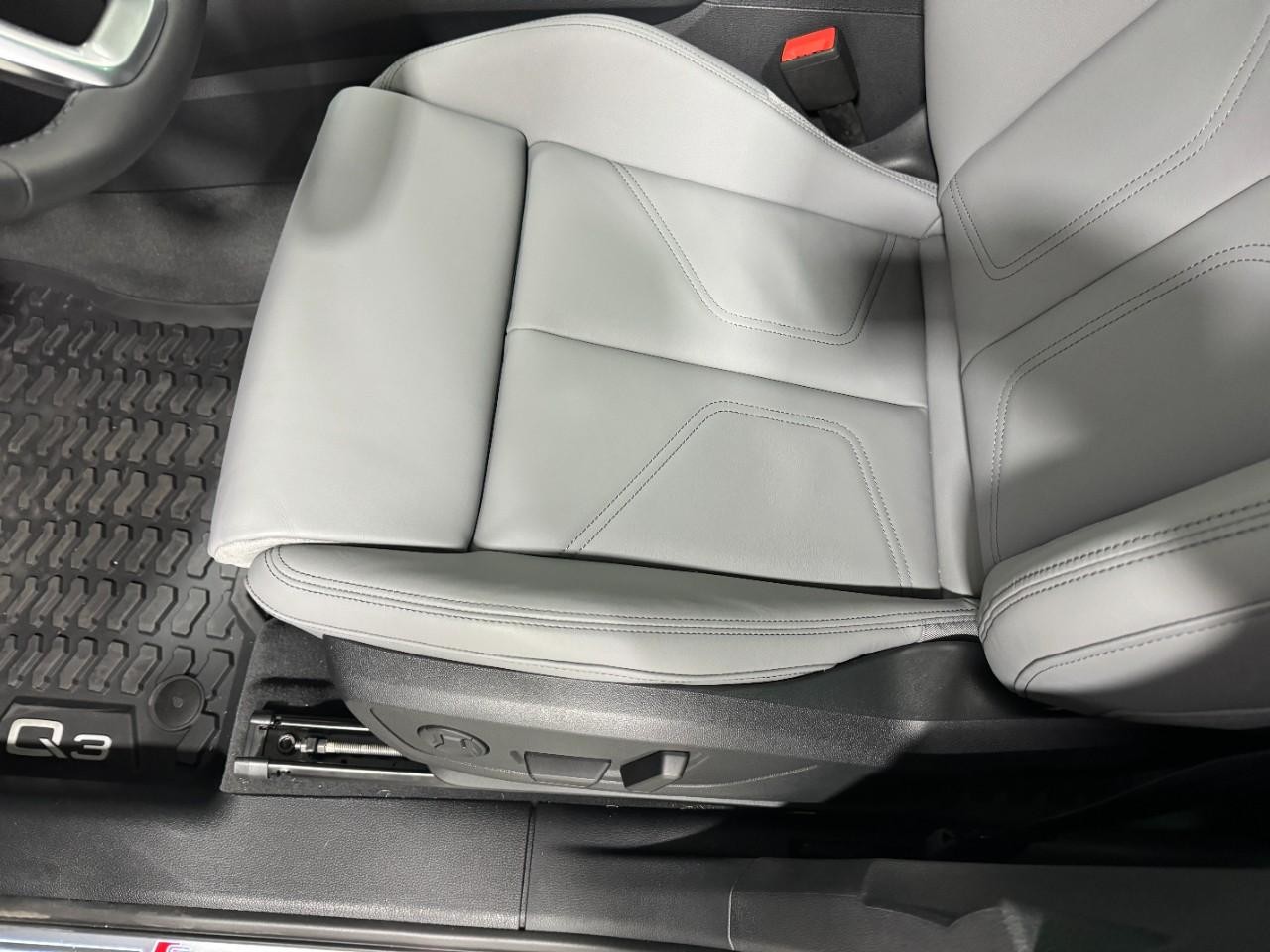 Audi Q3 Vehicle Full-screen Gallery Image 27