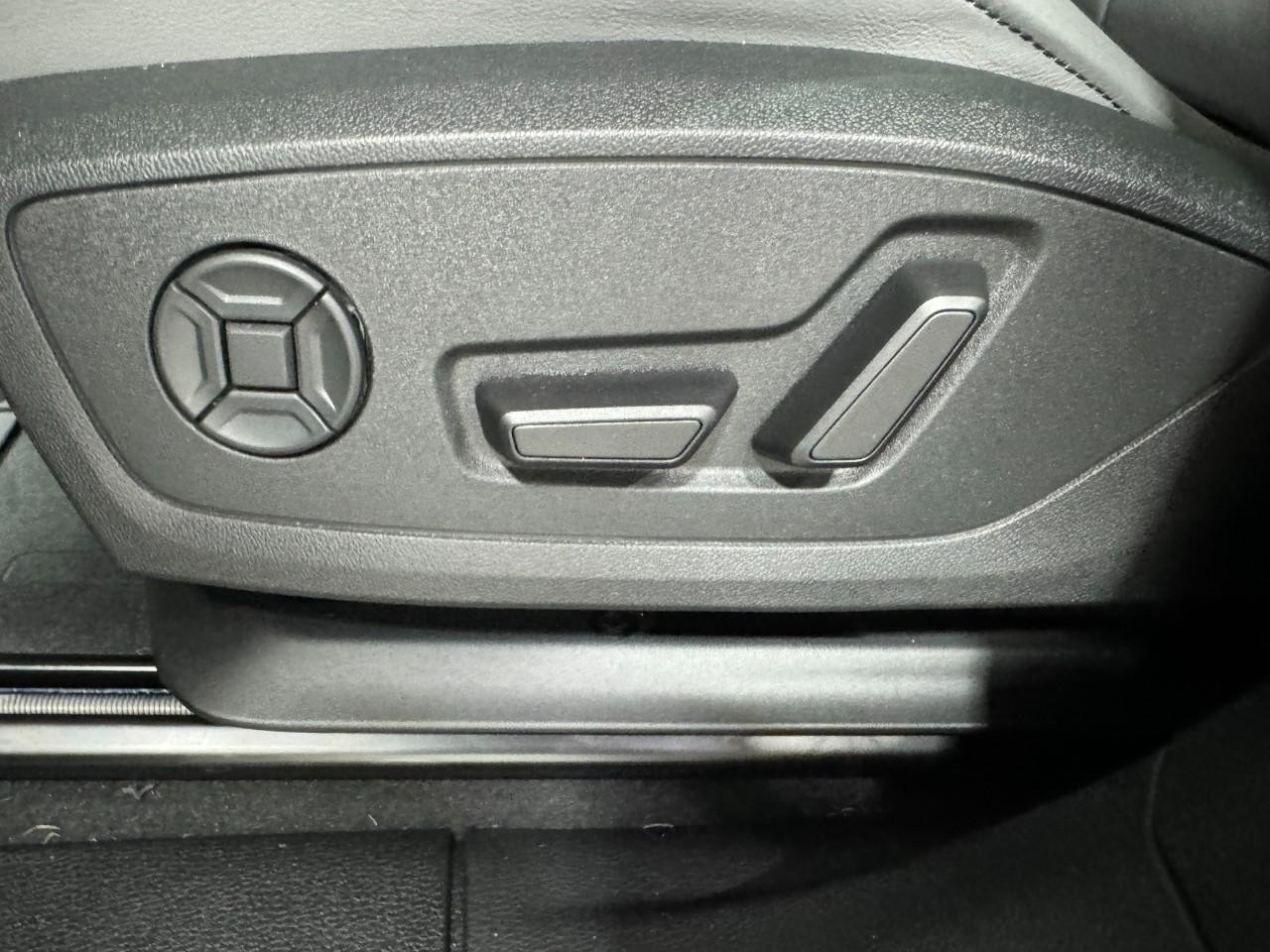 Audi Q3 Vehicle Full-screen Gallery Image 28