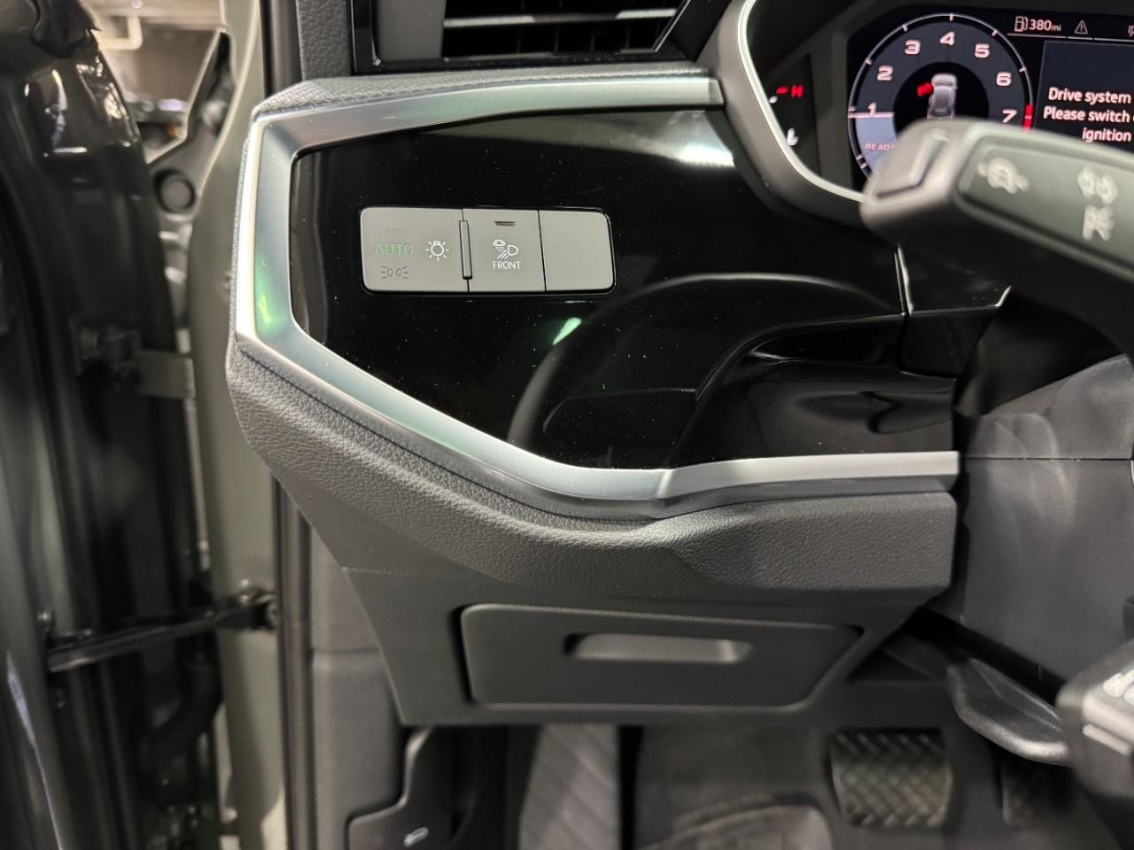 Audi Q3 Vehicle Full-screen Gallery Image 29