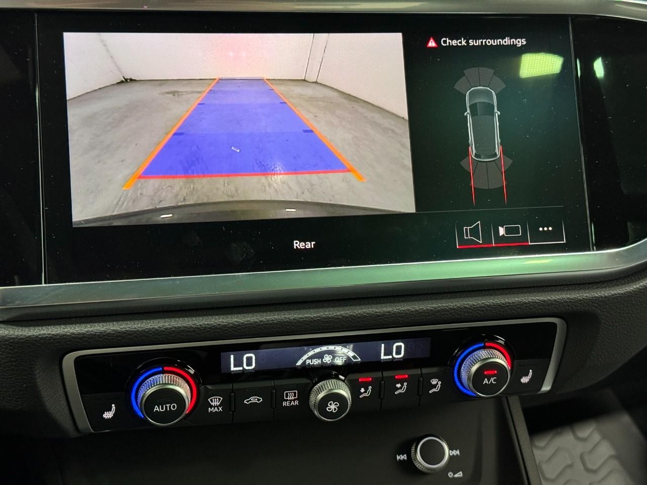 Audi Q3 Vehicle Full-screen Gallery Image 34