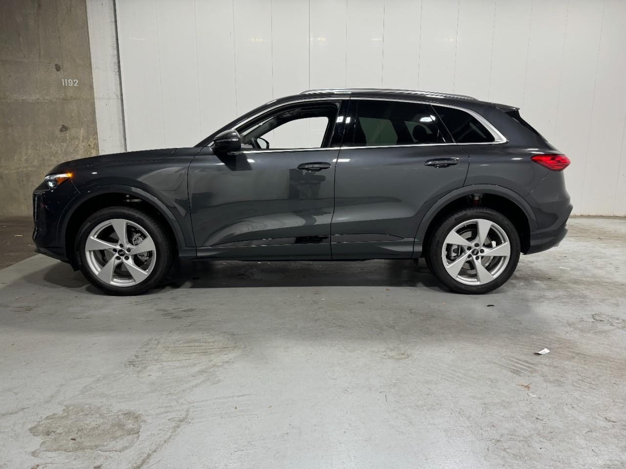 Audi Q5 Vehicle Full-screen Gallery Image 2