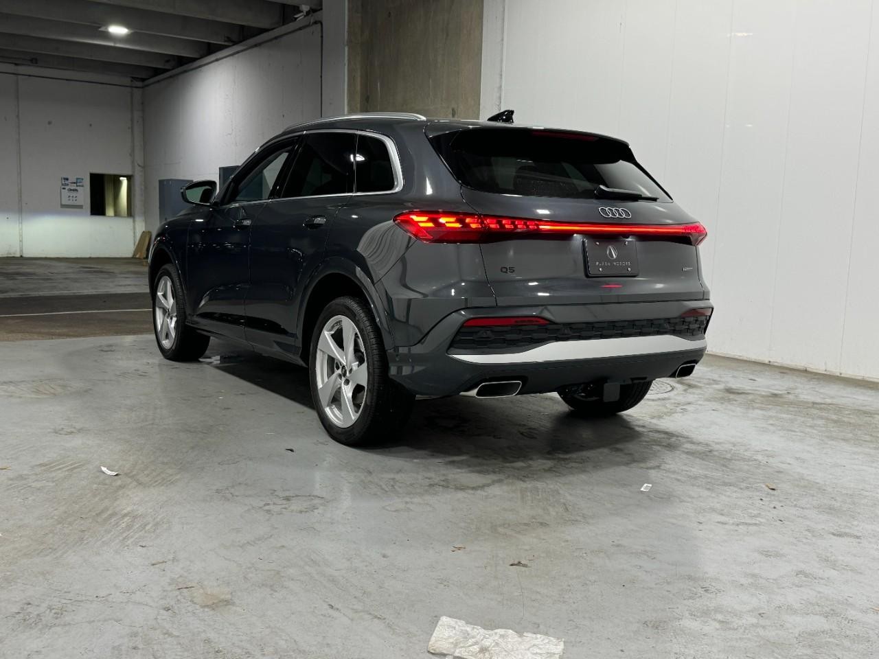 Audi Q5 Vehicle Full-screen Gallery Image 3