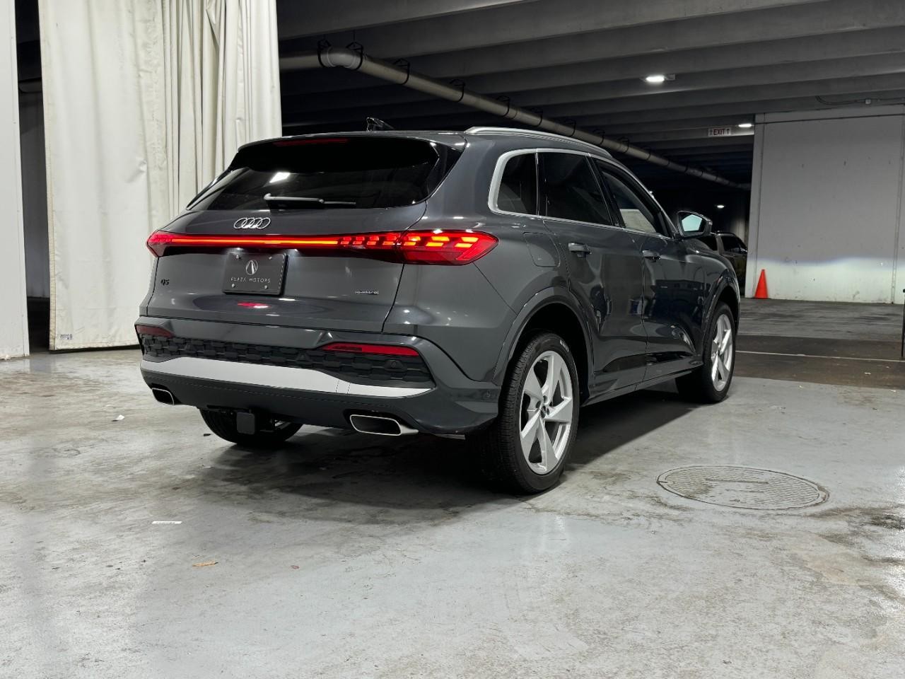 Audi Q5 Vehicle Full-screen Gallery Image 4