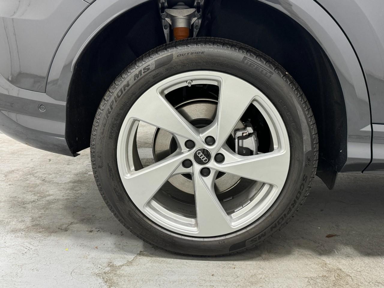 Audi Q5 Vehicle Full-screen Gallery Image 5