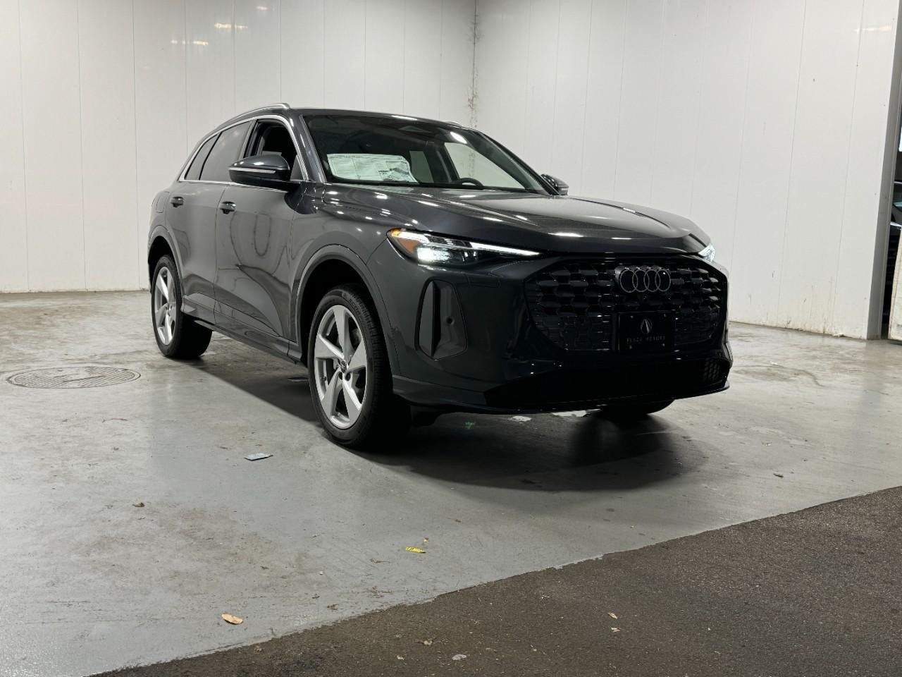 Audi Q5 Vehicle Full-screen Gallery Image 6