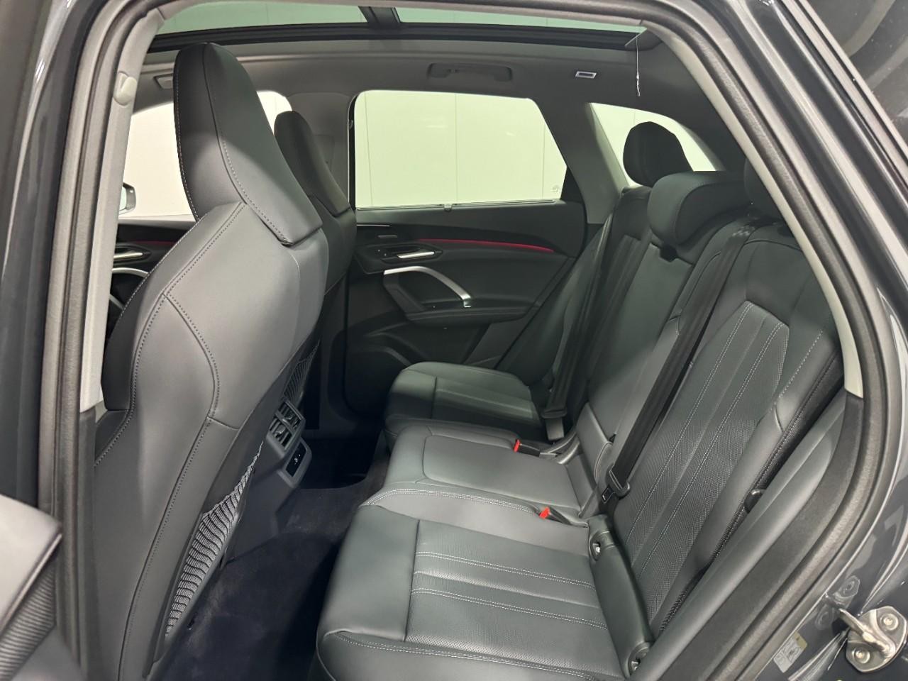 Audi Q5 Vehicle Full-screen Gallery Image 8