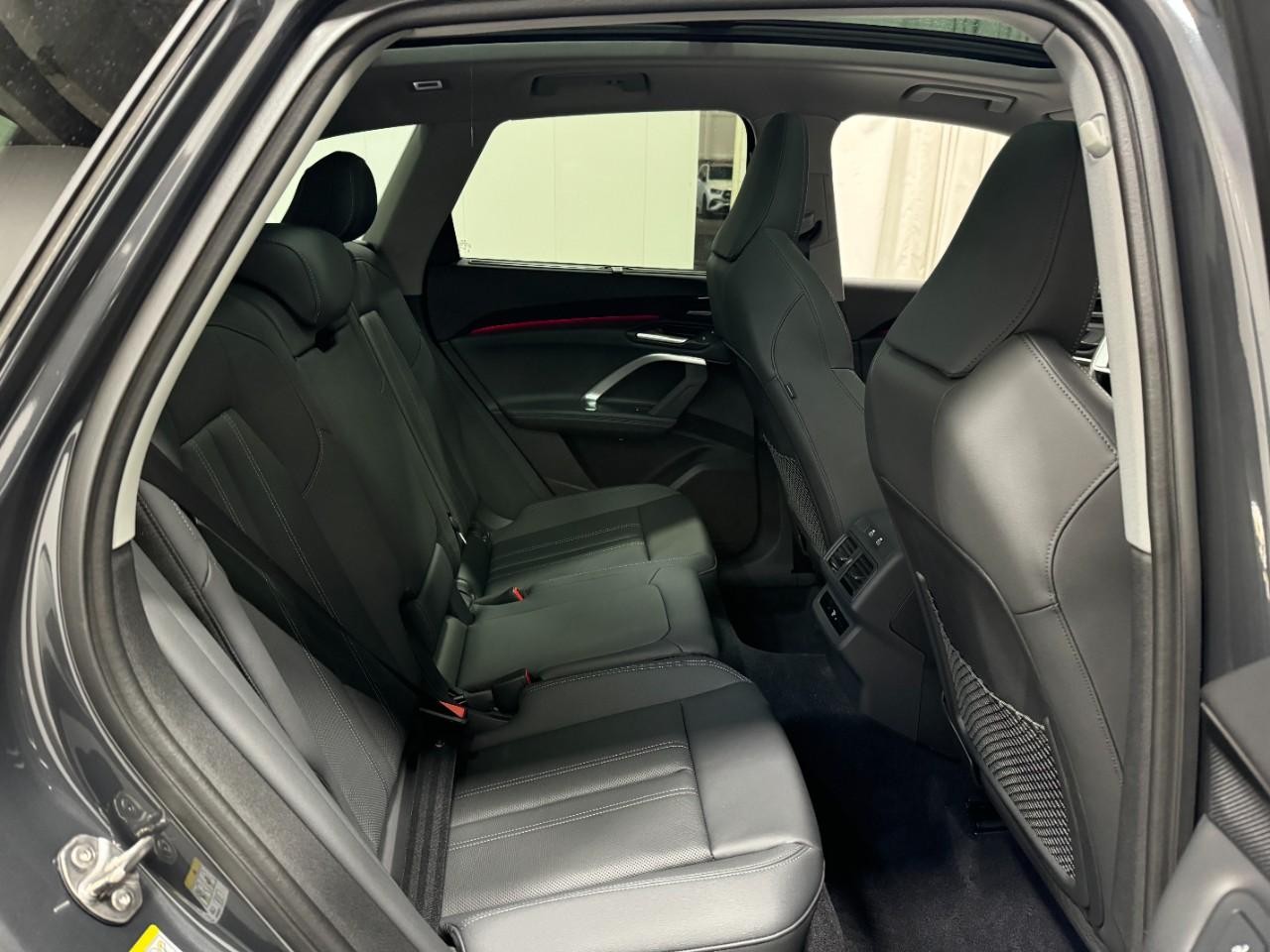 Audi Q5 Vehicle Full-screen Gallery Image 10