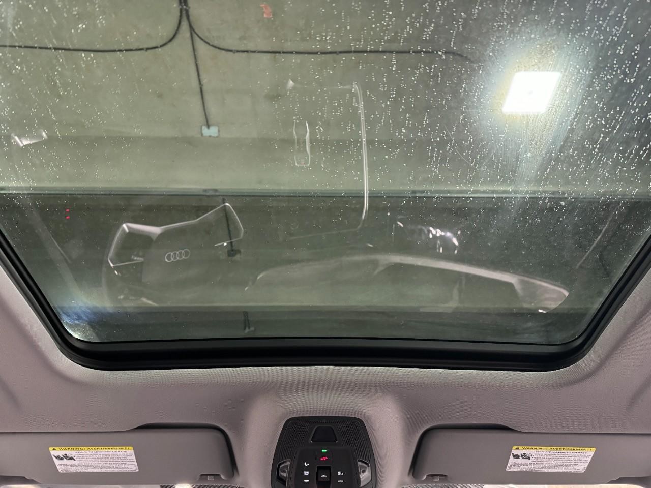 Audi Q5 Vehicle Full-screen Gallery Image 12