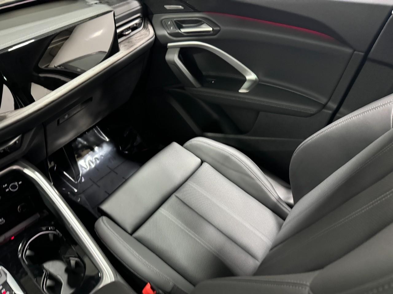 Audi Q5 Vehicle Full-screen Gallery Image 17