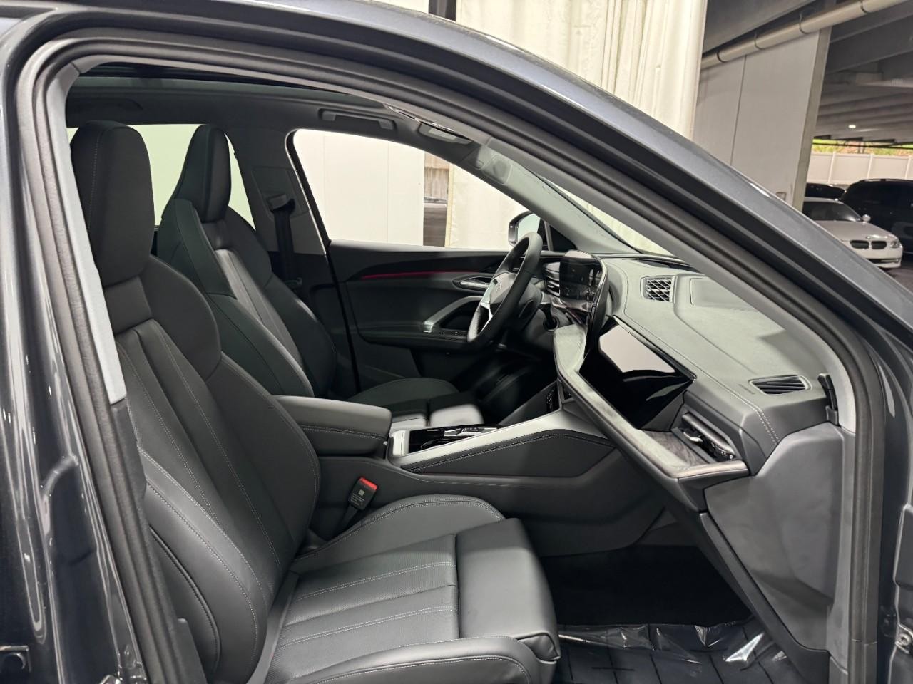 Audi Q5 Vehicle Full-screen Gallery Image 18