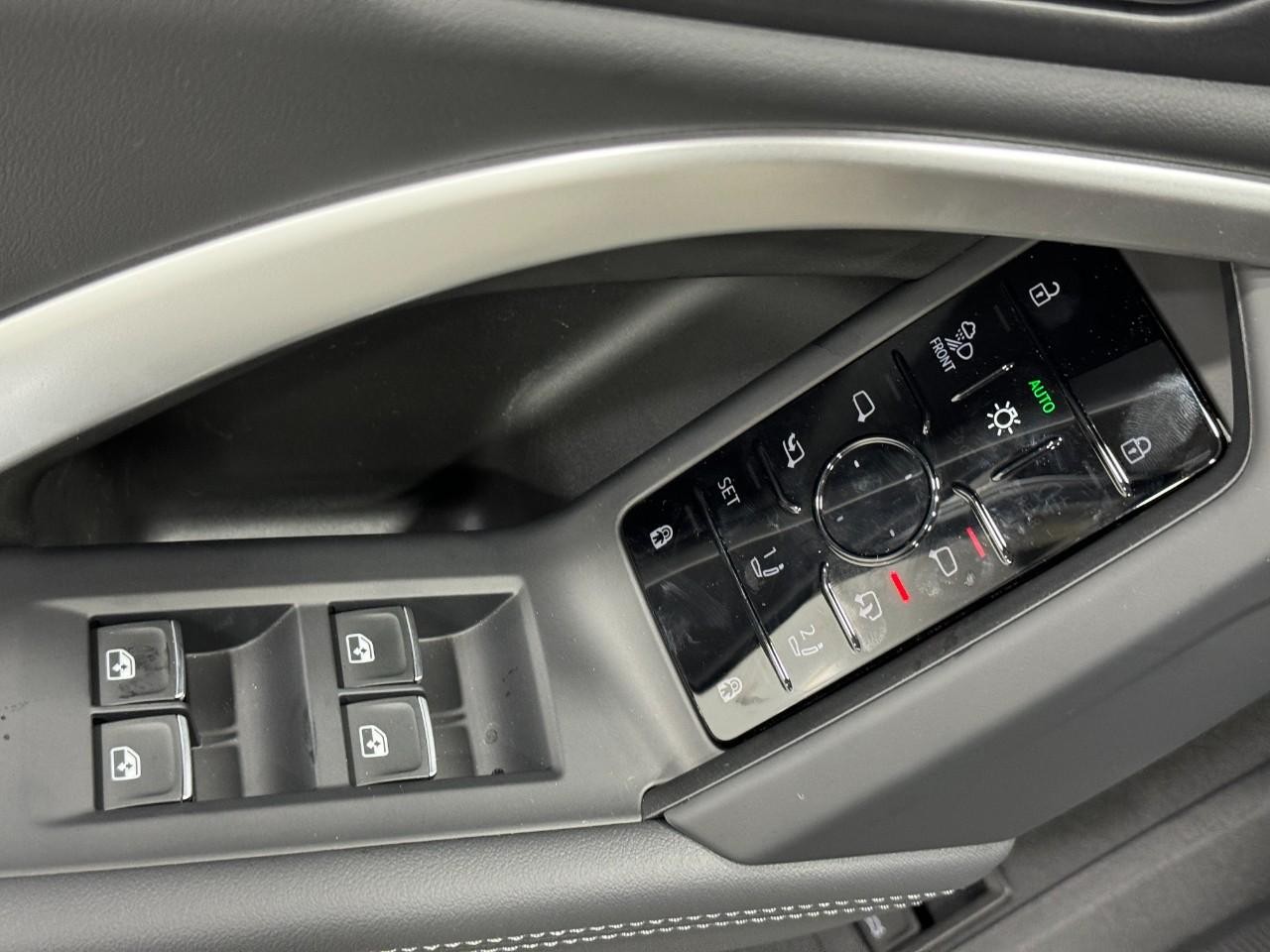 Audi Q5 Vehicle Full-screen Gallery Image 23