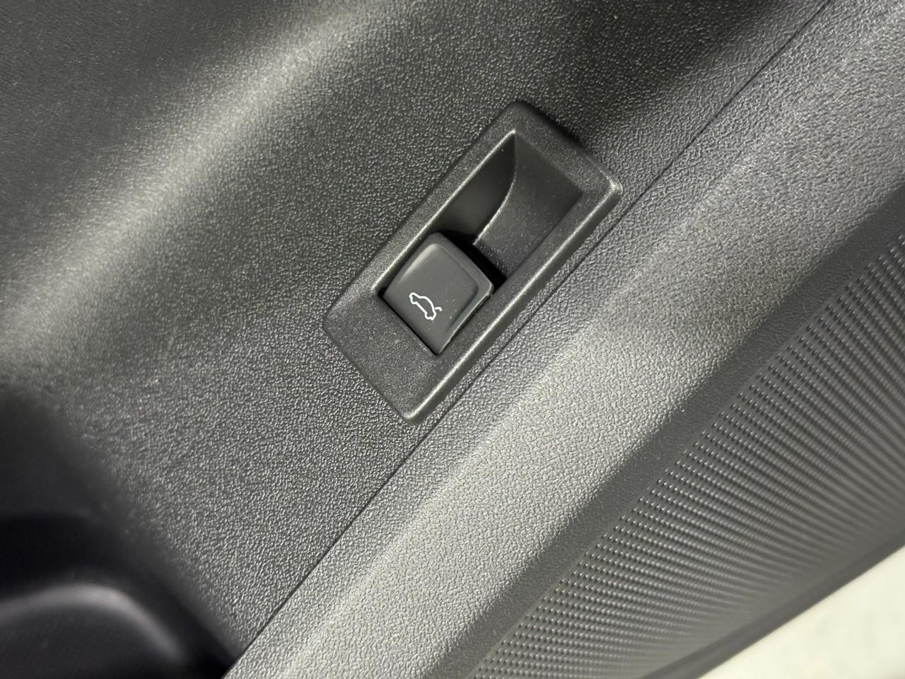 Audi Q5 Vehicle Full-screen Gallery Image 24