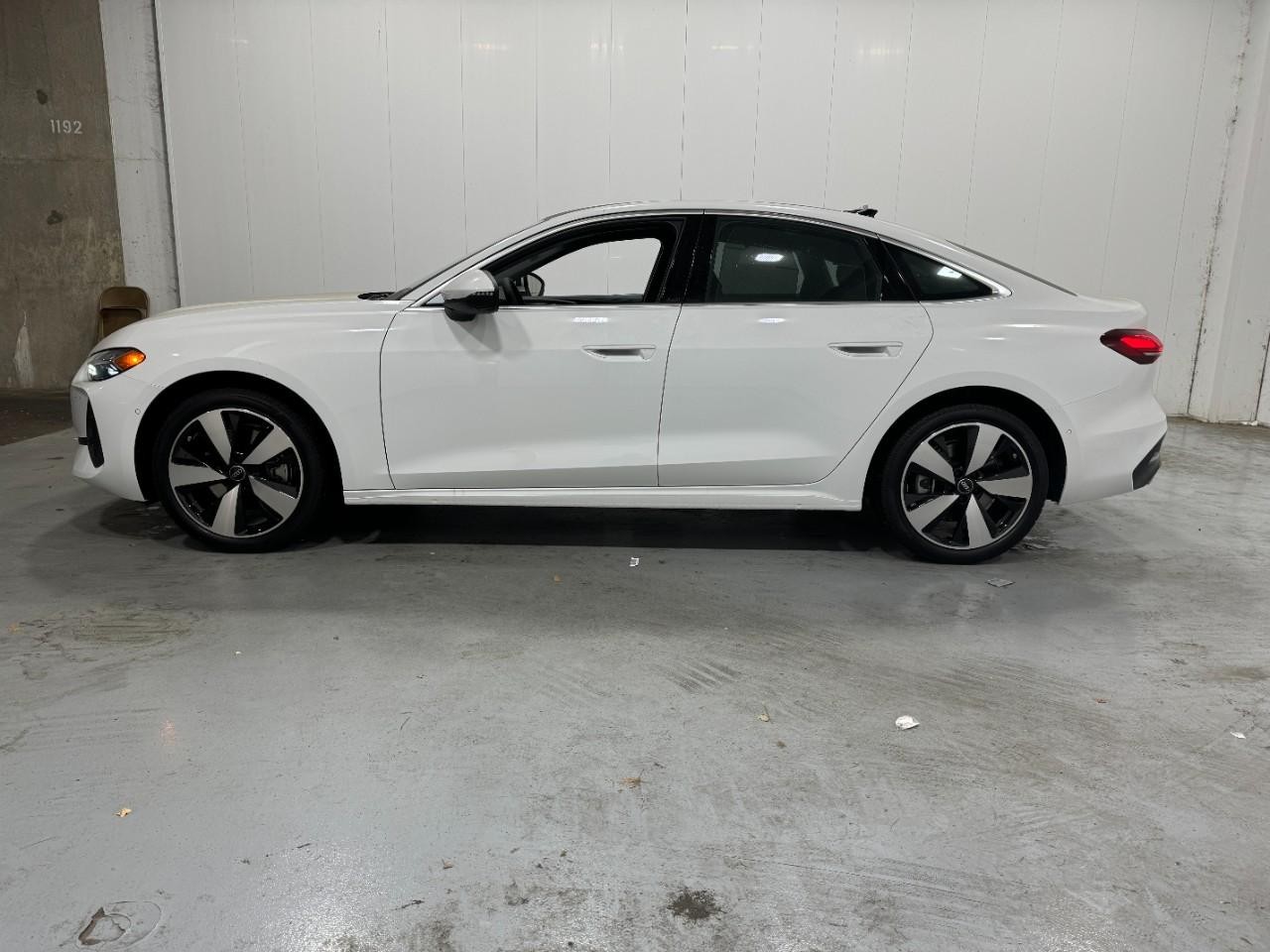 Audi A5 Vehicle Full-screen Gallery Image 2