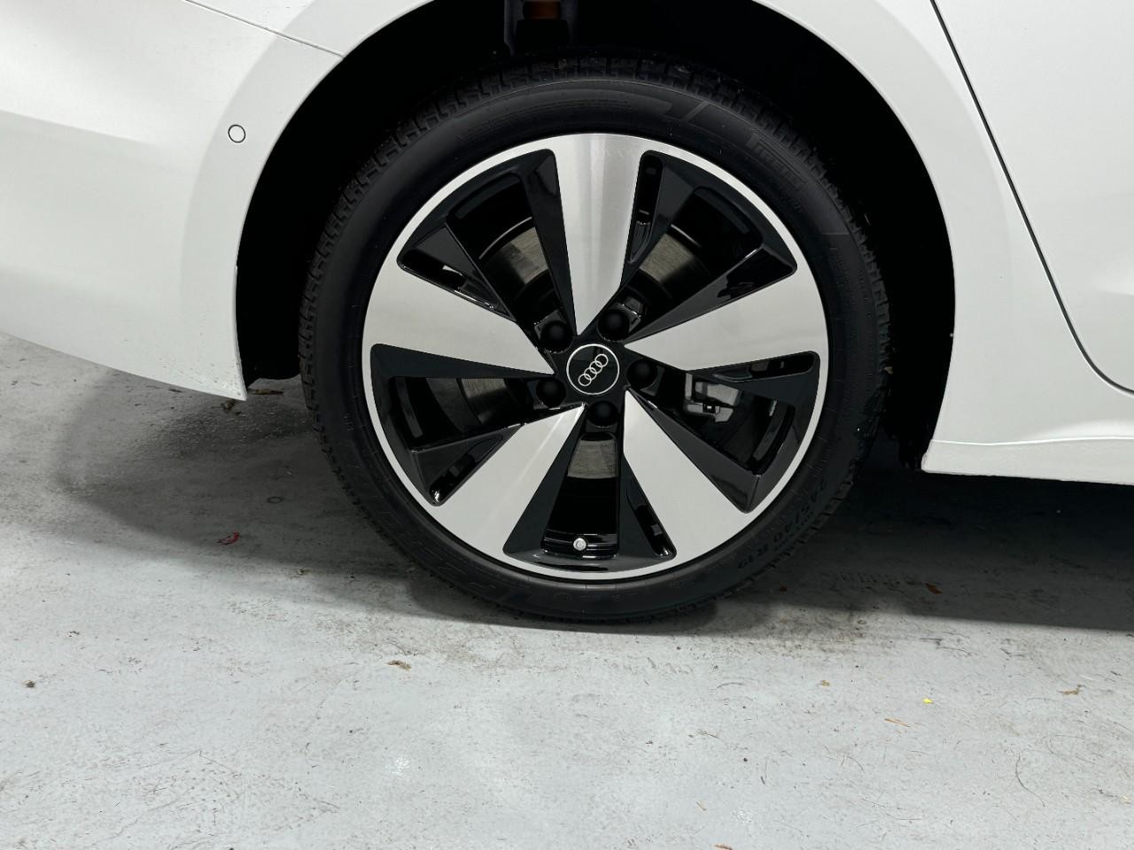 Audi A5 Vehicle Full-screen Gallery Image 5