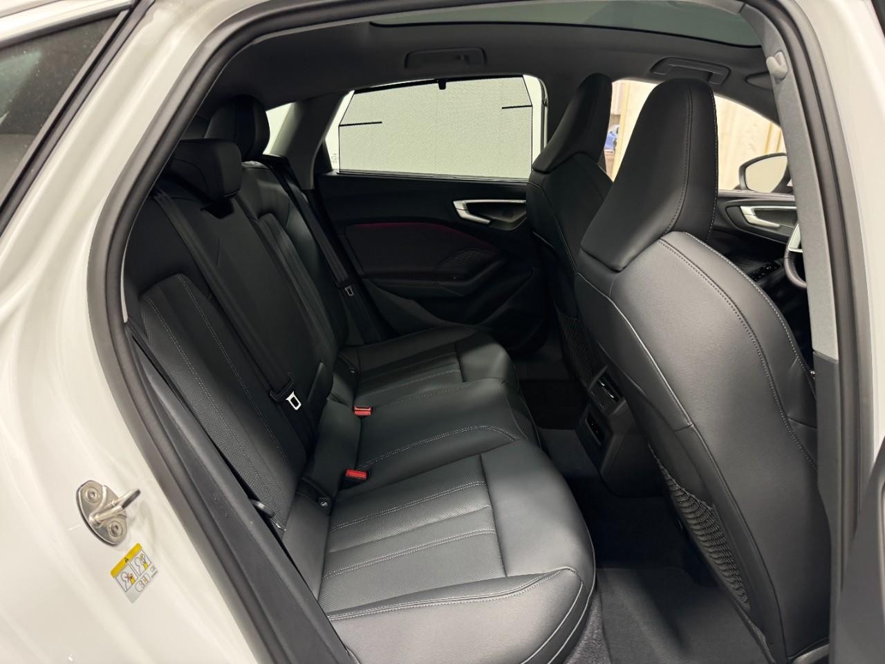 Audi A5 Vehicle Full-screen Gallery Image 10