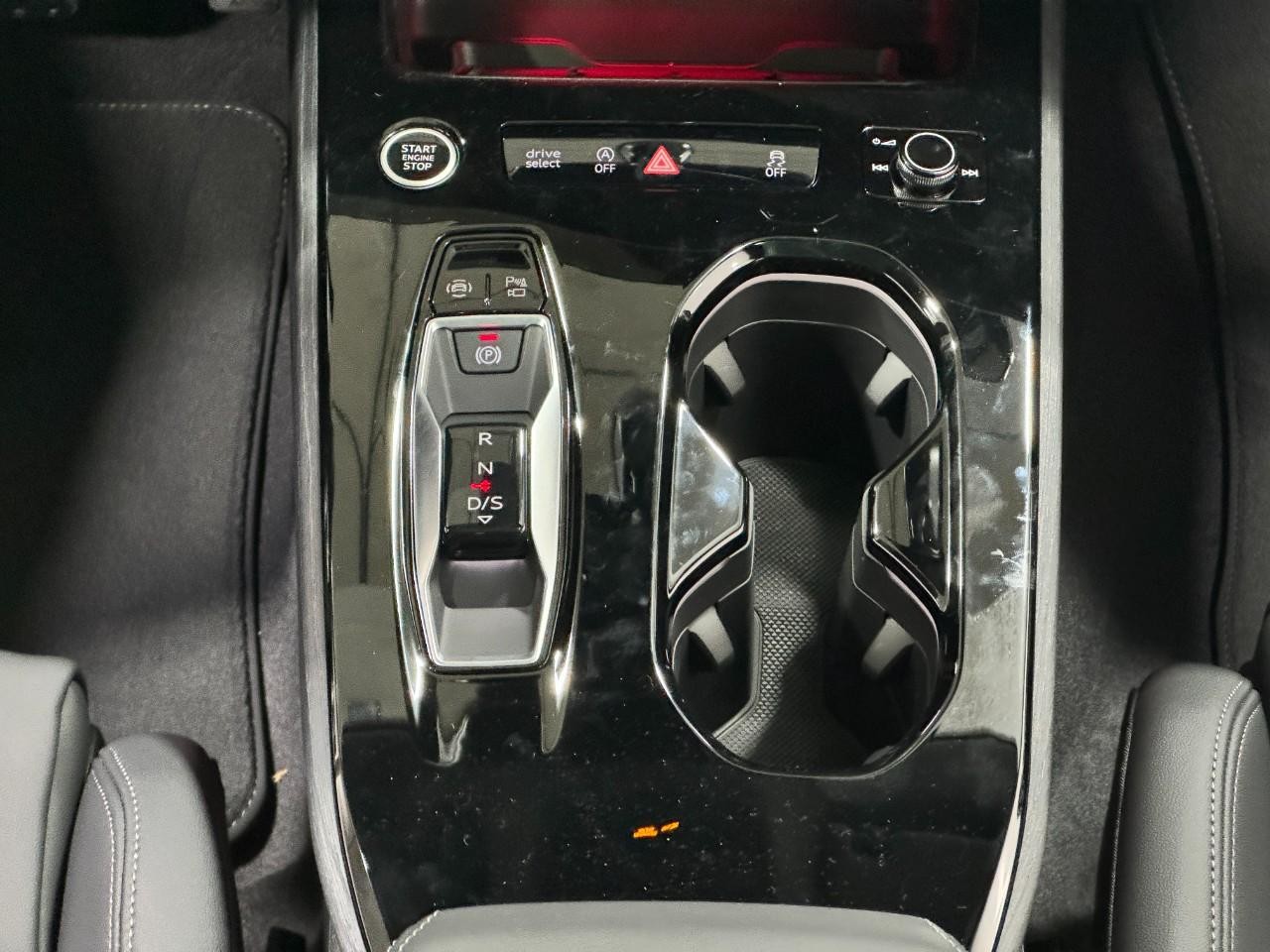 Audi A5 Vehicle Full-screen Gallery Image 16