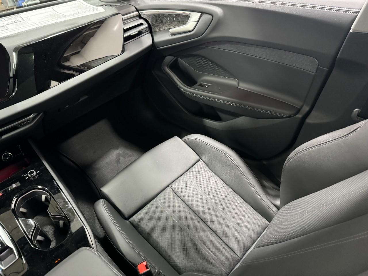 Audi A5 Vehicle Full-screen Gallery Image 17