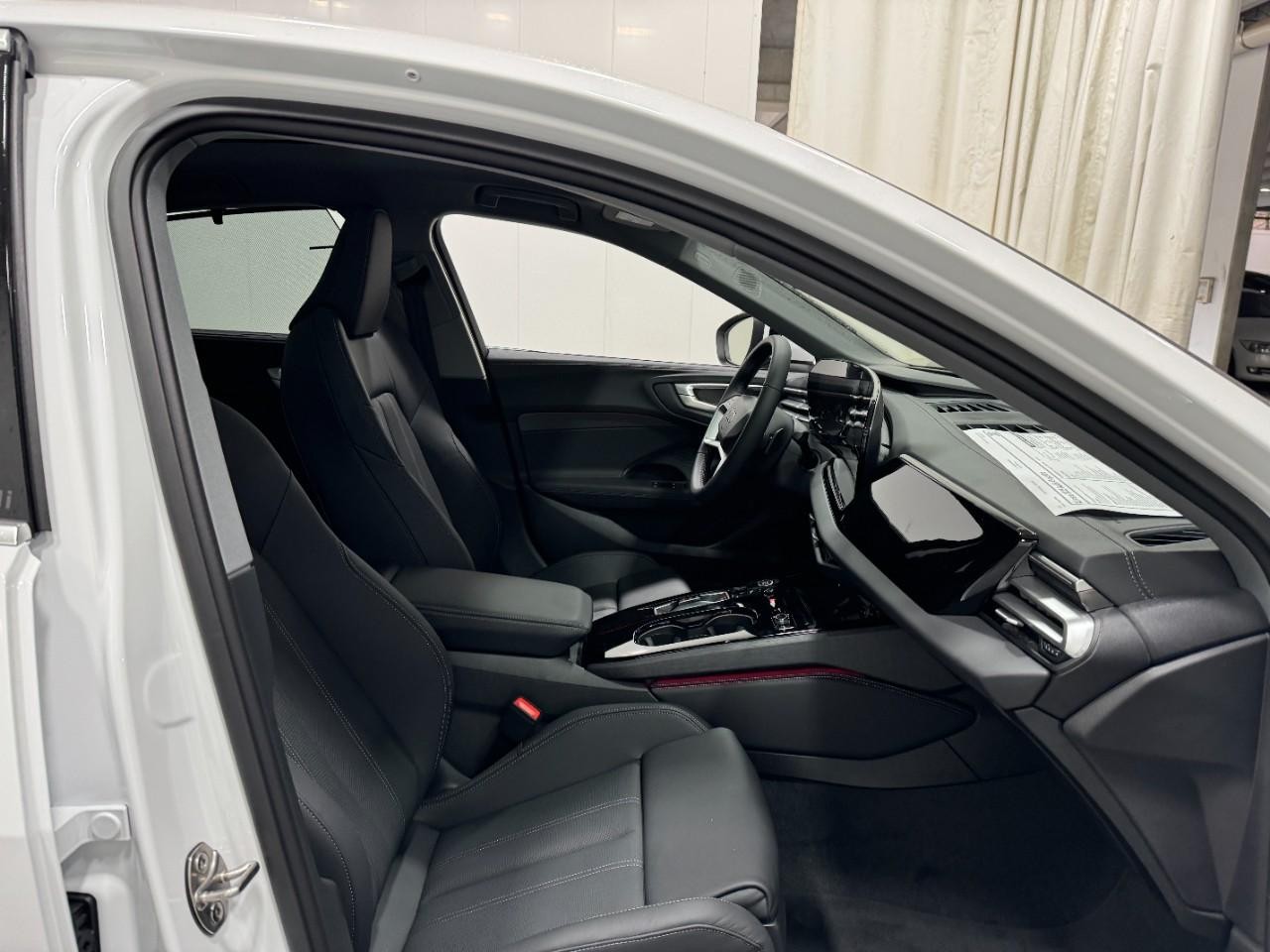 Audi A5 Vehicle Full-screen Gallery Image 18