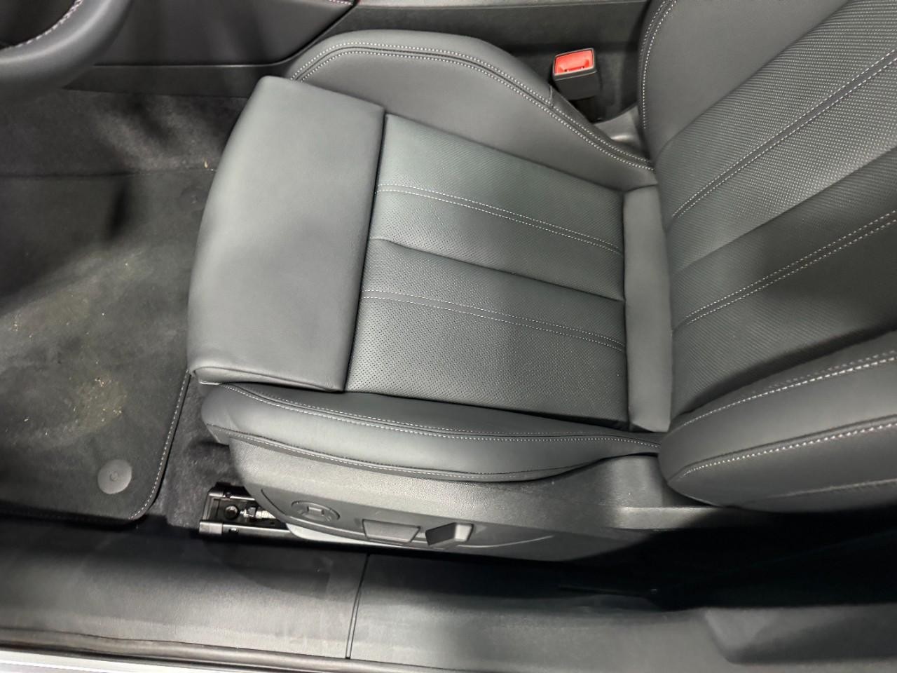 Audi A5 Vehicle Full-screen Gallery Image 26