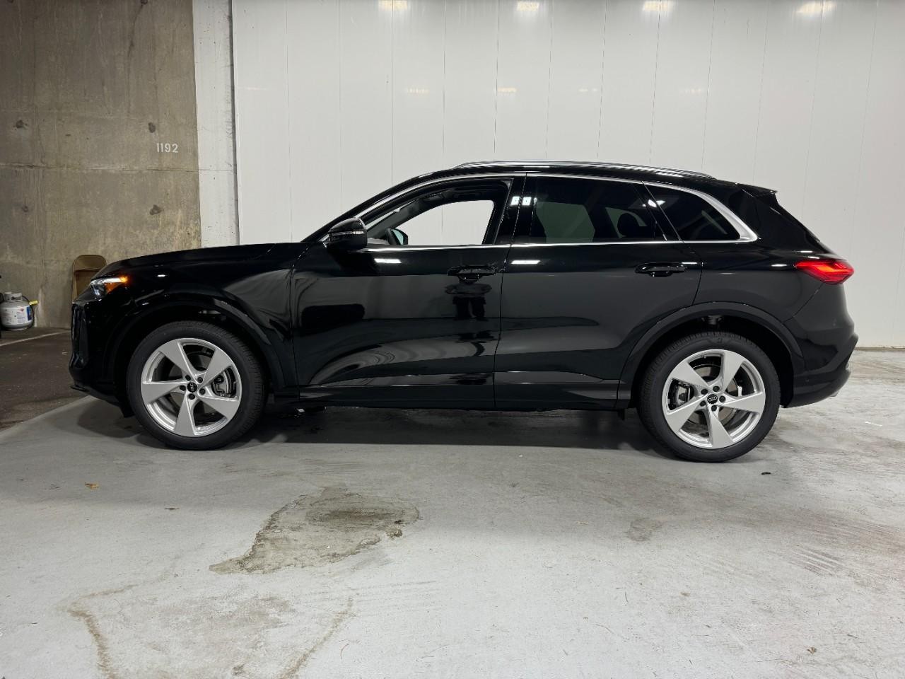 Audi Q5 Vehicle Full-screen Gallery Image 2