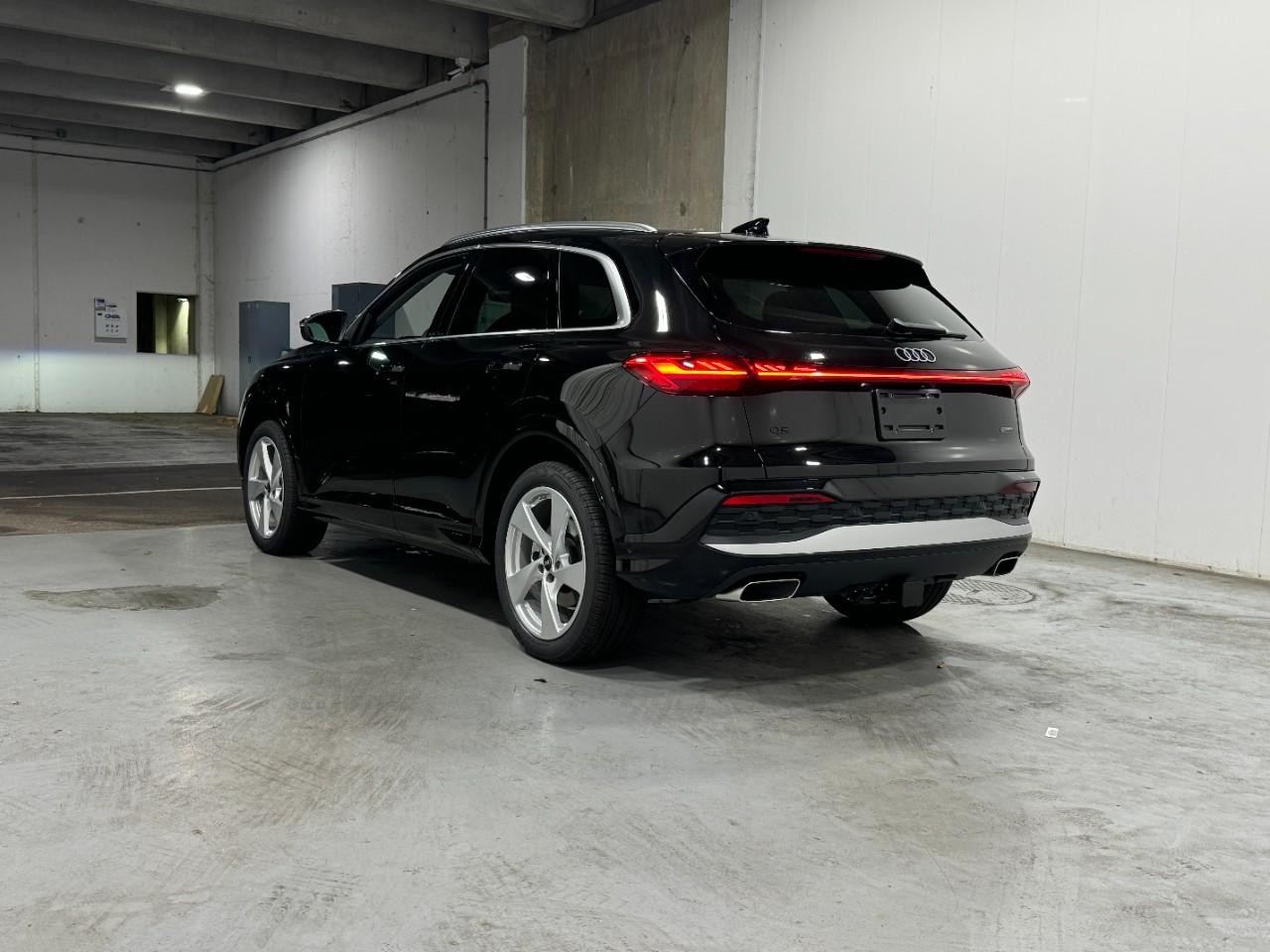 Audi Q5 Vehicle Full-screen Gallery Image 3