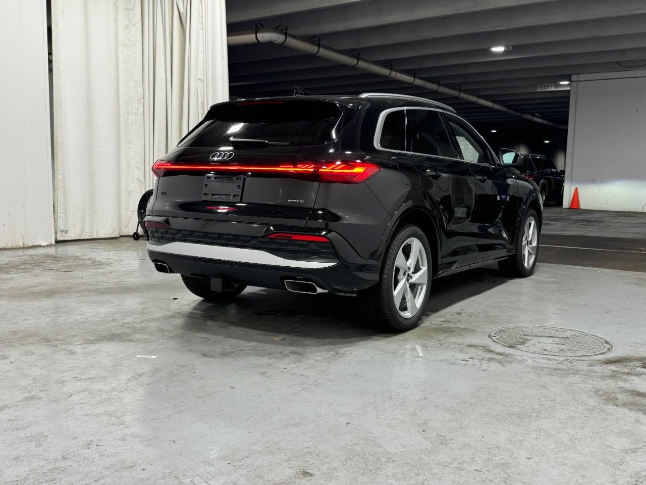 Audi Q5 Vehicle Full-screen Gallery Image 4