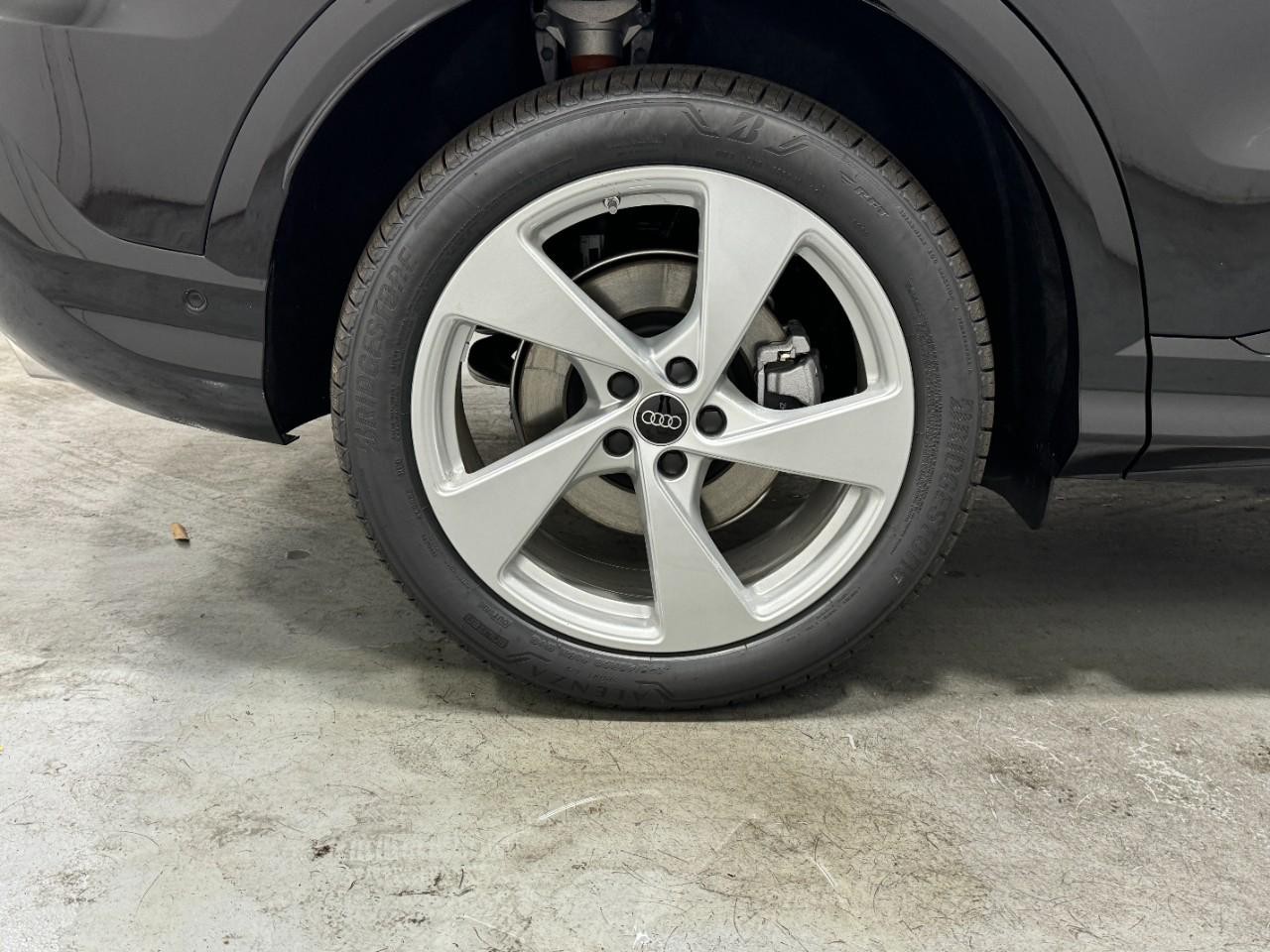 Audi Q5 Vehicle Full-screen Gallery Image 5