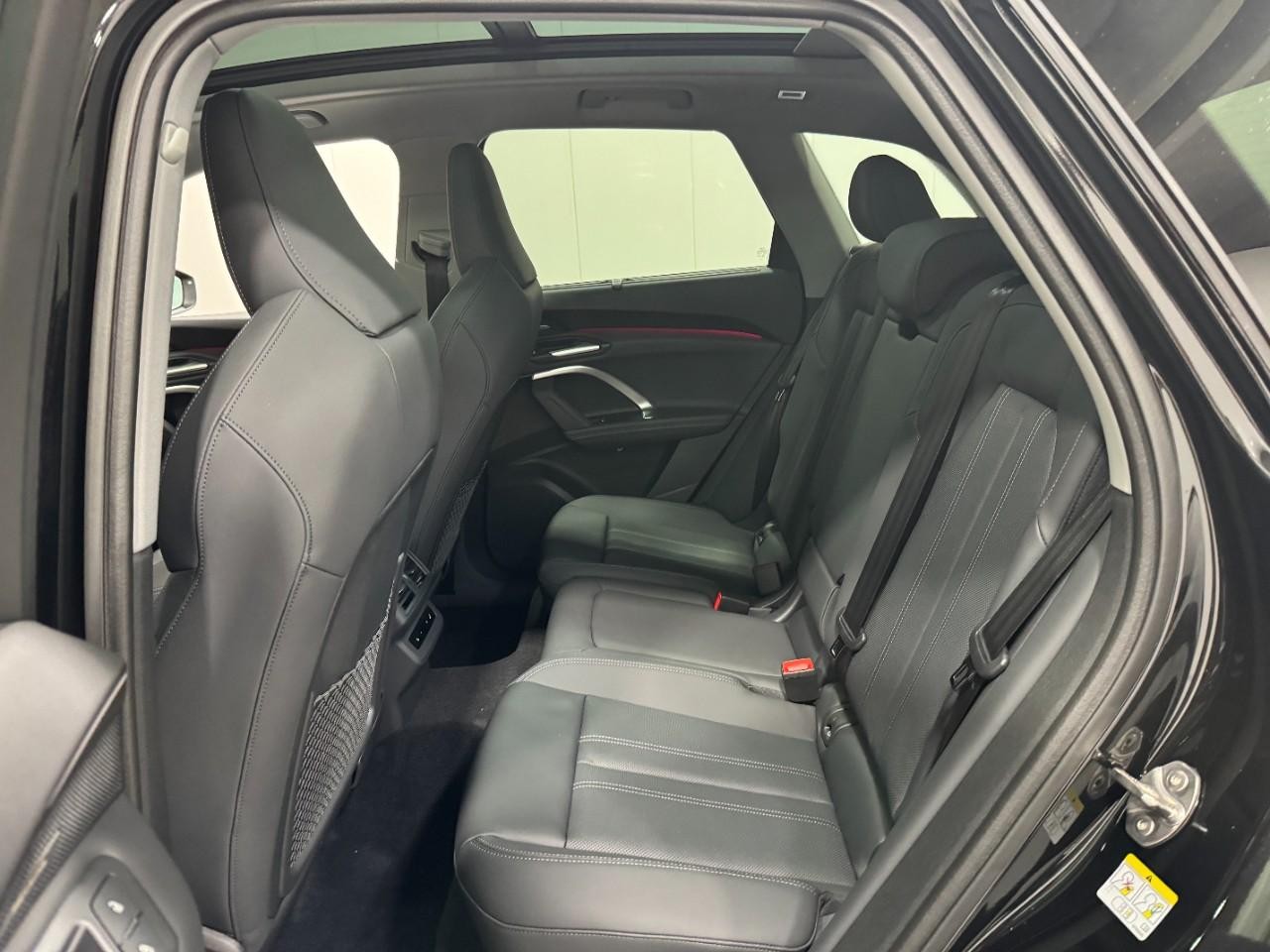 Audi Q5 Vehicle Full-screen Gallery Image 8