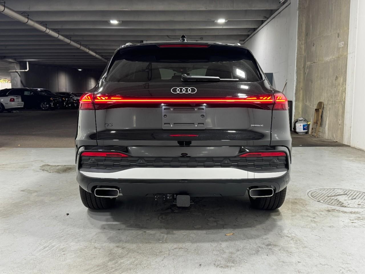 Audi Q5 Vehicle Full-screen Gallery Image 9