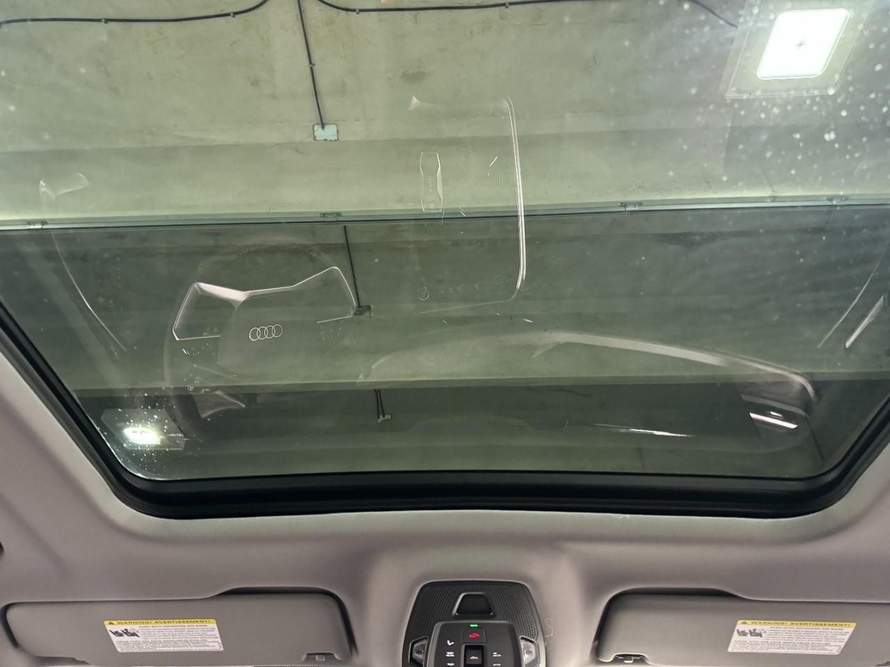 Audi Q5 Vehicle Full-screen Gallery Image 12