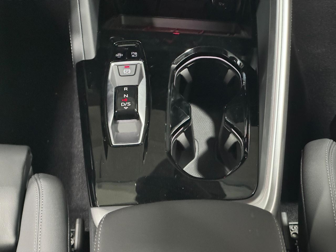 Audi Q5 Vehicle Full-screen Gallery Image 16