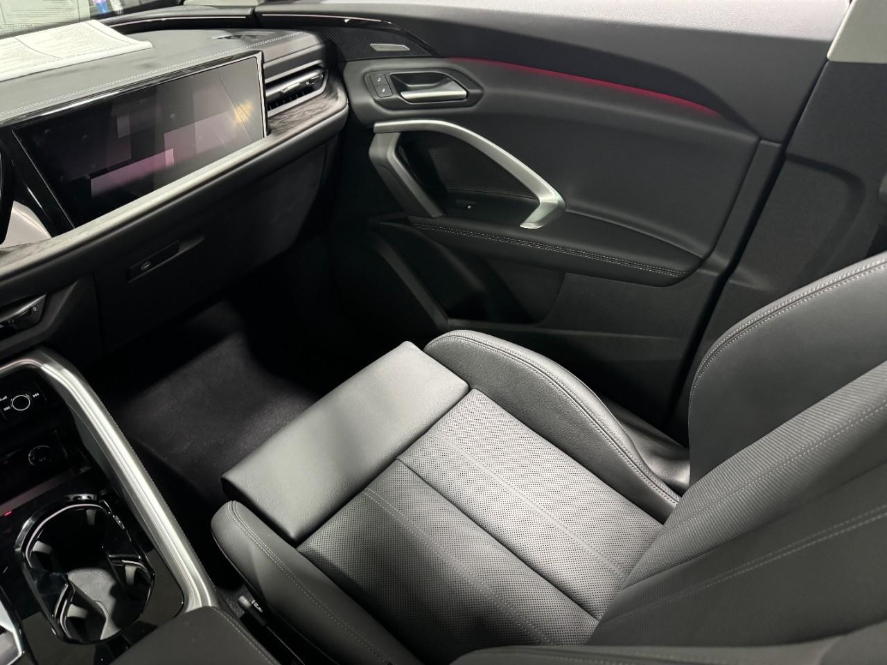 Audi Q5 Vehicle Full-screen Gallery Image 17