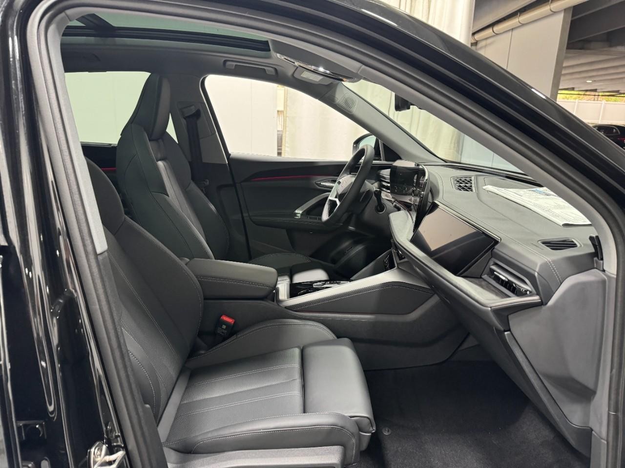 Audi Q5 Vehicle Full-screen Gallery Image 18