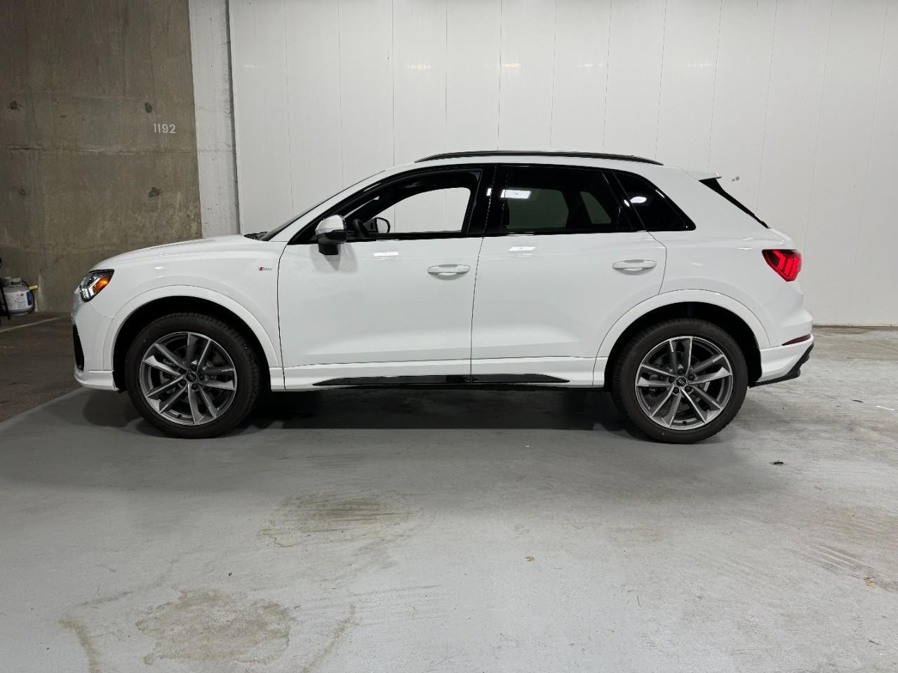Audi Q3 Vehicle Full-screen Gallery Image 2