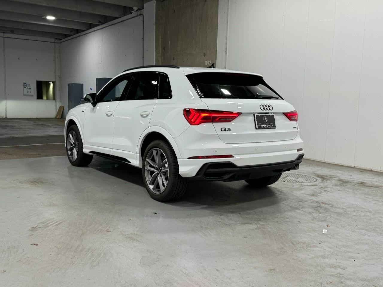 Audi Q3 Vehicle Full-screen Gallery Image 3