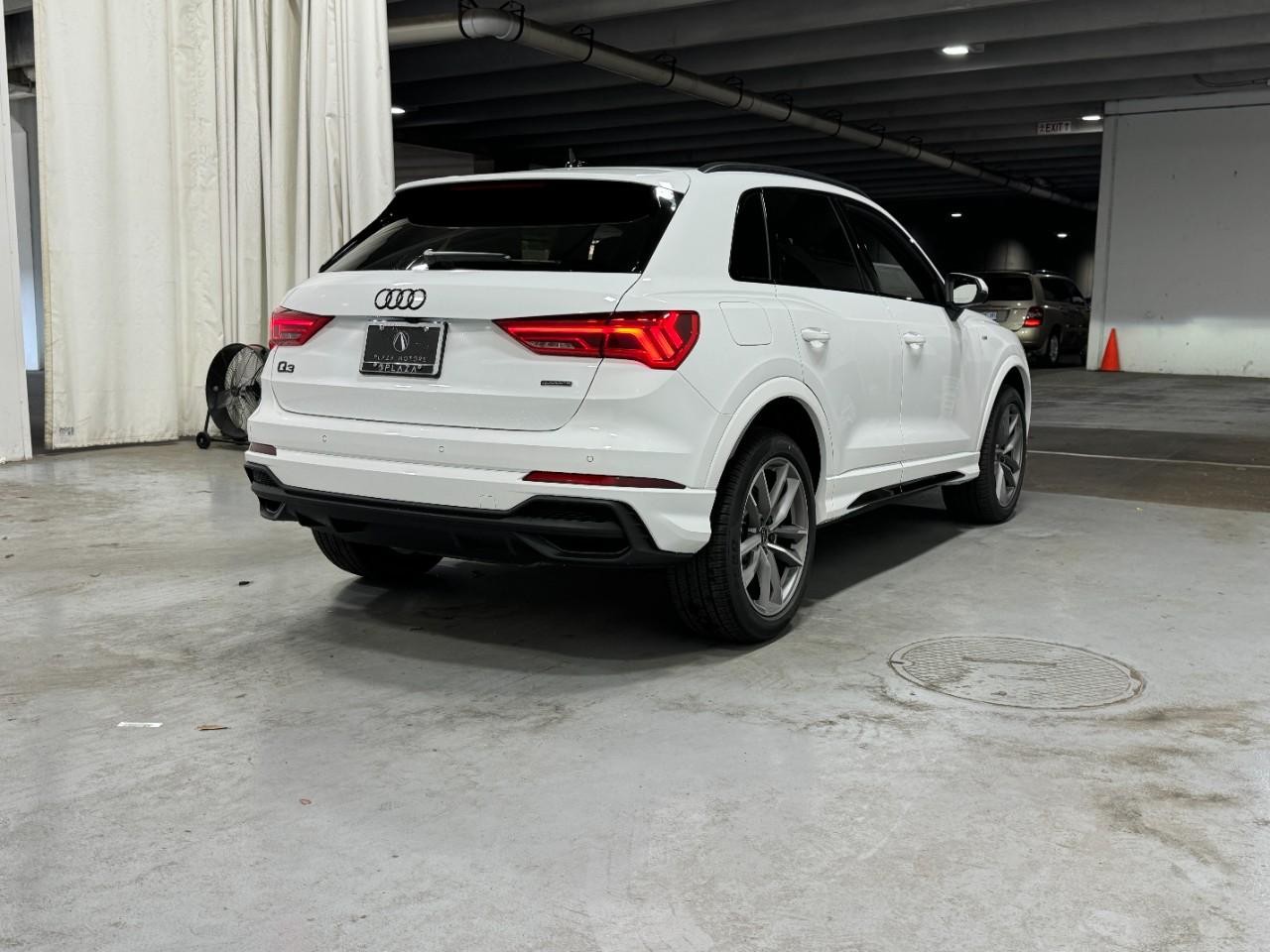 Audi Q3 Vehicle Full-screen Gallery Image 4