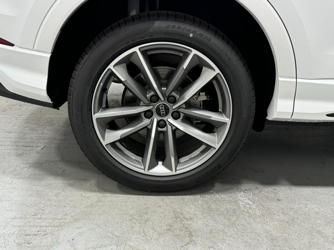 Audi Q3 Vehicle Full-screen Gallery Image 5